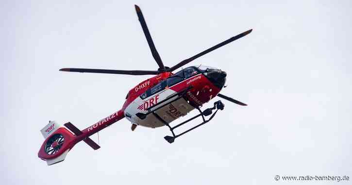 Frau stürzt beim Fensterputzen aus dem ersten Stock