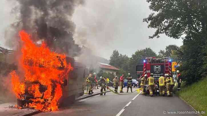 Zwei Großeinsätze für die Feuerwehren: Wohnmobil und Lkw im Kreis Traunstein ausgebrannt