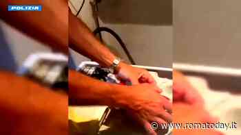 VIDEO | La droga per lo spaccio nascosta nel motore della lavatrice