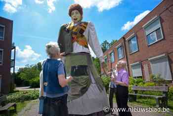 Reus Manke Lies op stap in Edegem: “Ik ben altijd al een klein manneke geweest, maar nu lijk ik echt gekrompen”