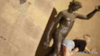 Aufschrei in Italien: Touristin gibt sich unzüchtig mit Bacchus-Statue in Florenz