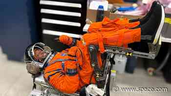 Snazzy spacesuit! Artemis 2 moon mission backup astronaut Andre Douglas tries on his lunar duds (photos)