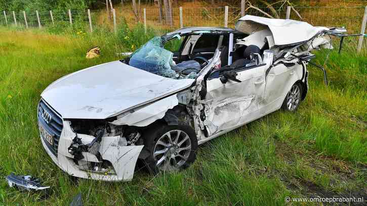Auto botst op vrachtwagen op A67: automobilist (35) overleden
