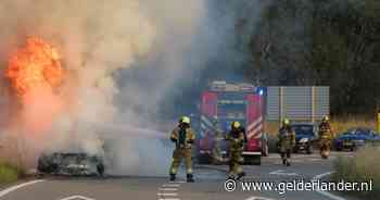Auto vliegt in brand op A73 bij Boxmeer