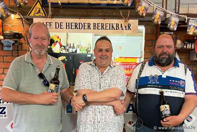 Café De Herder zet winnaars zestiende kaarttornooi in de bloemetjes
