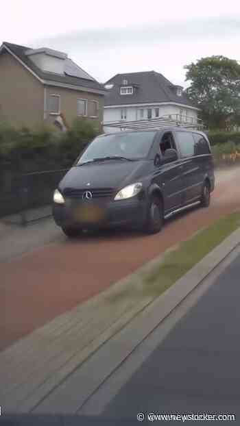 Aso denkt dat hij Max Verstappen is #asovandeweek #verkeer #mercedesbus