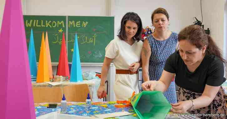 Baerbock fordert Bereitstellung von Material an Schulen