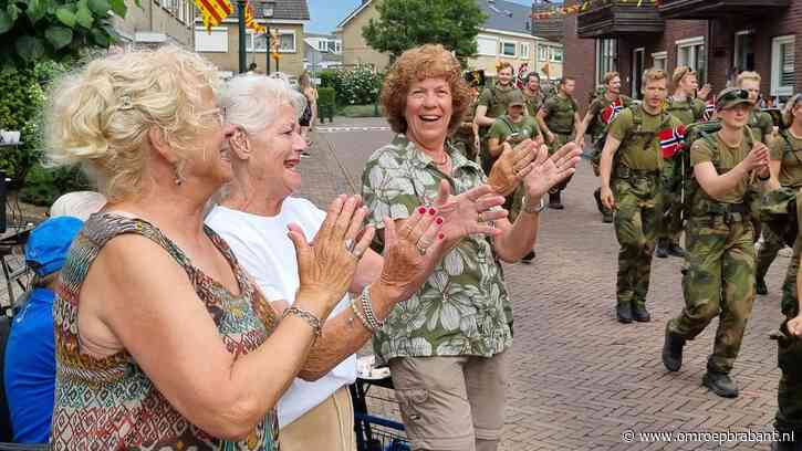 High fives voor militairen die wel door Grave komen: 'Sfeer is goed'
