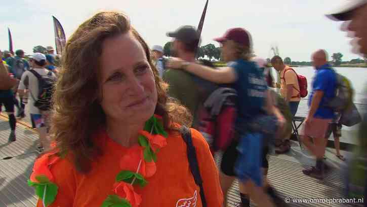 Gediskwalificeerde Diana nadert Via Gladiola, als een beroemdheid