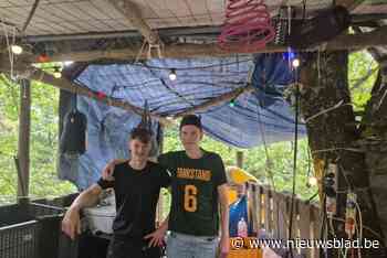 Lars en Felix leven hele week in boomhut om reclame te maken voor festival: “Hier is de tapkraan het belangrijkst”