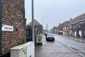 Bromfietsster (25) lichtgewond na aanrijding door personenwagen