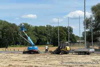 Vrijwilligers beginnen met werken voor aanleg kunstgrasveld voetbalclub: “Duur, maar broodnodig om normale werking te kunnen garanderen”
