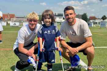 Jeugdige amputatievoetballers krijgen bezoek van Club Brugge-spelers tijdens internationaal kamp: “Een prachtig initiatief”