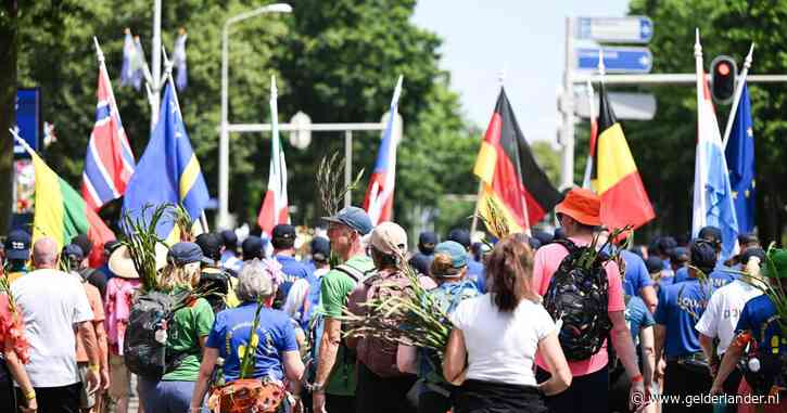 Knuffels, gladiolen en frikandellen bij broeierige, en 10 kilometer kortere, Nijmeegse Vierdaagse