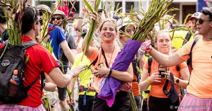 Met zware bos gladiolen feestelijk over de finish in Nijmegen: de Vierdaagse zit er weer op