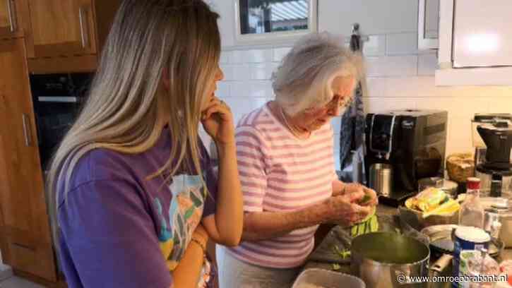 Oma Mia (92) kookt met kleindochter Bibi en is een grote hit op TikTok