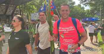 Vier dagen lopen, zeven dagen ‘gezopen’ - Mark (27) vroeg het zichzelf  soms ook af: waarom eigenlijk?