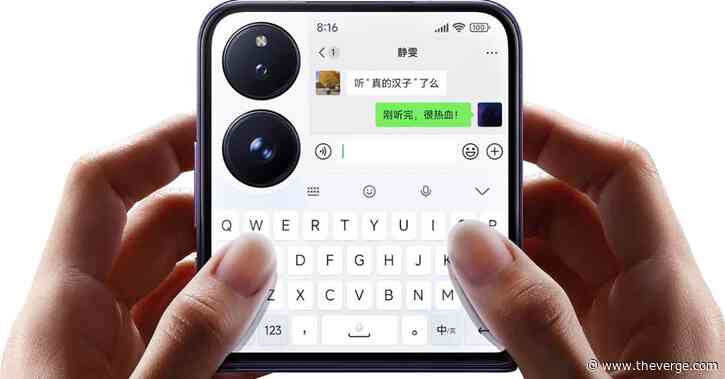 Just look at this huge flip phone screen