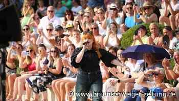 Sängerin Loi spielt tolles Konzert in der Autostadt Wolfsburg