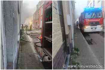 Hevige woningbrand in de Collegestraat: bewoner naar het ziekenhuis overgebracht met brandwonden