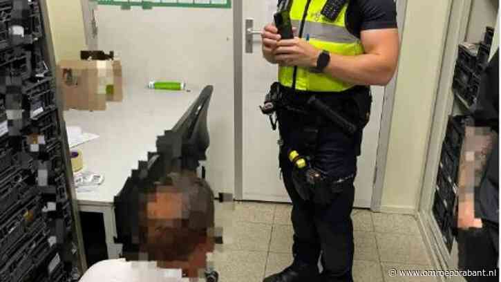 Dief op knieën voor agent en geeft kusjes op arm om aanhouding te voorkomen