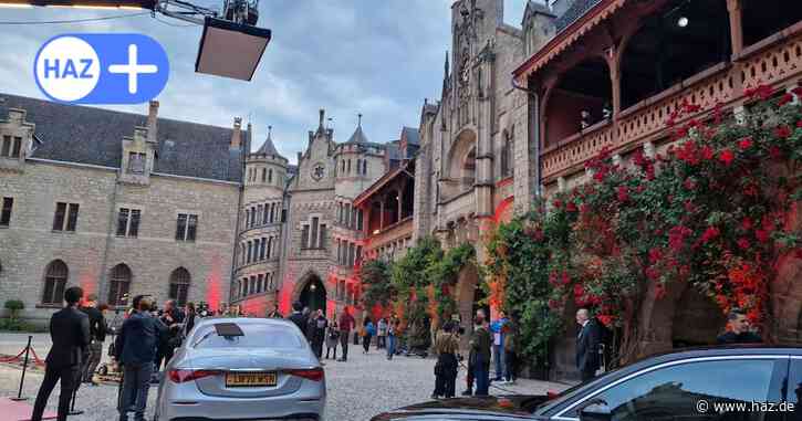 Dreharbeiten für Maxton Hall: Als Chauffeur im Rolls-Royce auf der Marienburg
