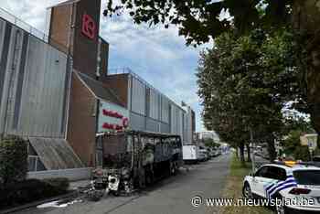 Geparkeerde bus uitgebrand aan Basilix Shopping Center