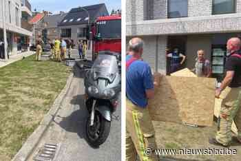 Rijles gaat mis: motorrijdster belandt tegen gebouw