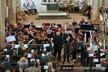 Mit Sonnenbrillen zum James-Bond-Medley