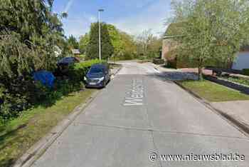 Fietsster (18) wordt gegrepen door auto en raakt gewond