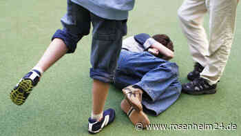 Chaos nach Fußball-Spiel unter Jugendlichen in Deutschland: Auto-Attacke und Schlägerei