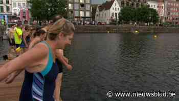 Eerste zwemdag in Bonapartedok volledig volzet