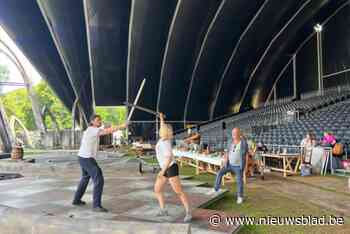 Jeanne d’Arc duelleert onder een grote overkapping: “Ook nu wordt het weer super”