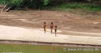 Unkontaktiertes Volk der Mashco Piro nähert sich Dorf in Peru