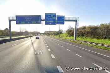 Eén persoon in levensgevaar nadat auto uit de bocht gaat op afrit E40 en tegen verlichtingspaal terechtkomt