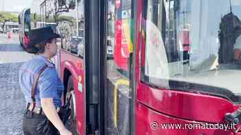 Roma, poliziotto va a lavoro e ferma due borseggiatori sul bus: arrestati
