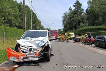 Politiecombi crasht op weg naar interventie: vrouw zwaargewond, twee agenten lichtgewond