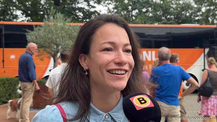 Familie zwaait zwemploeg uit voor Olympische Spelen: 'Hoop op podiumplaats'