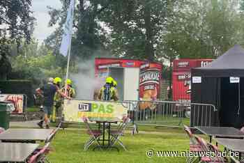 Brand in hamburgerkraam vergalt viering nationale feestdag niet: brandweer krijgt vuur snel onder controle