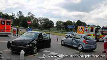 25.000 Schaden, zwei Verletzte: Zwei Autos stoßen bei Altenstadt zusammen