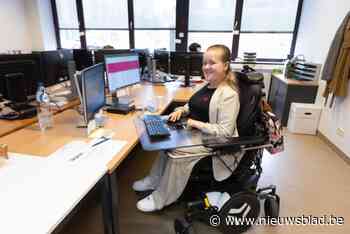 Aïsha (19) heeft eindelijk eerste vakantiejob, en het is meteen die waar ze op hoopte: hier is haar rolstoel geen bezwaar