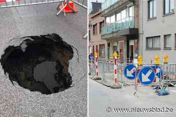 Bewoners opgeschrikt door zinkgat in hun straat: “Er past een kleine auto in”