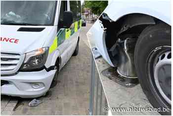 Verkeerspaaltje schiet omhoog terwijl ambulance erover rijdt ondanks extra beveiliging: twee ambulanciers gewond