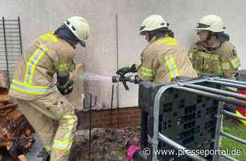FW Lehrte: Holzstapel brennt und Kind in Not