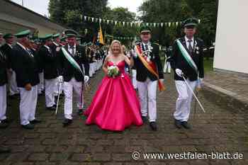 Königin im pinkfarbenem Traumkleid begeistert in Salzkotten-Verlar