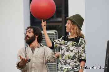 Endlich spielt das Wetter bei Straßentheater unter freiem Himmel mit