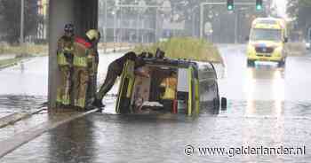 Extreme wateroverlast in Twente: drijvende auto’s in Enschede, A1 tussen Oldenzaal en Duitse grens afgesloten