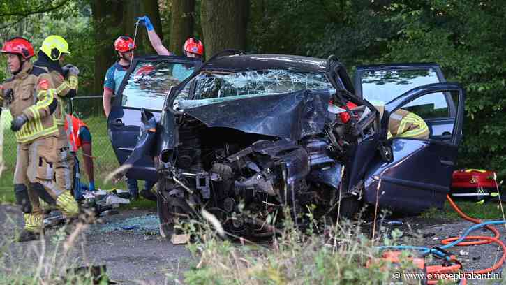 Bestuurder zit halfuur klem in auto na ernstige botsing