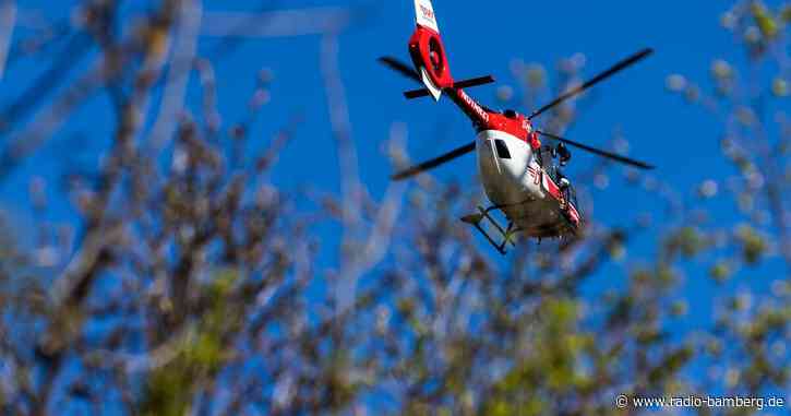Gleitschirmflieger prallt gegen Baum und stürzt ab