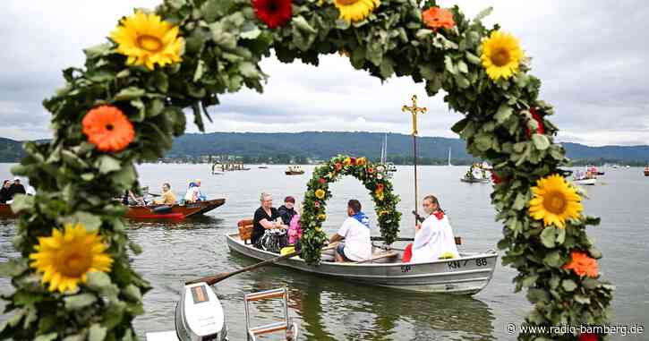 Wasserprozession auf Bodensee: Geschmückte Boote legen ab